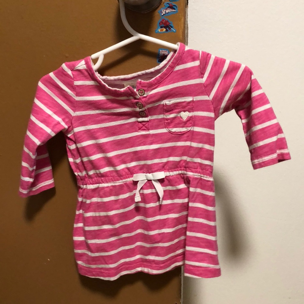 Long sleeve it can be worn with jeggings.